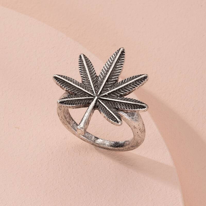 

Maple Leaf Decor Ring, Silver