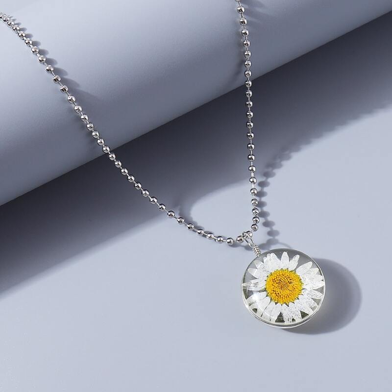 

Daisy Pendant Necklace, White