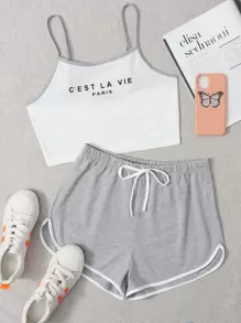 SHEIN EZwear طقم سروال قصير مع لباس علوي بحمالات مقوس متباين بجرافيك شعار