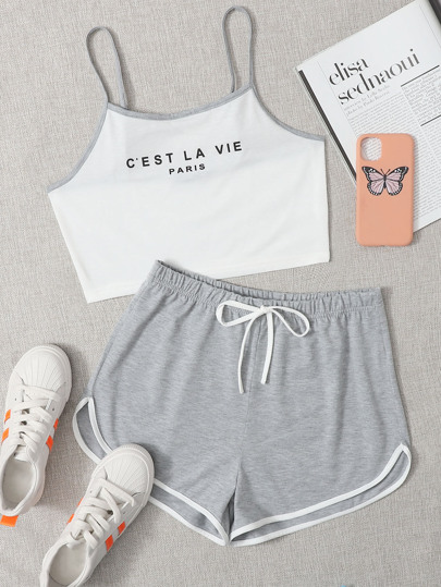 طقم سروال قصير مع لباس علوي بحمالات مقوس متباين بجرافيك شعار