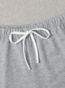 SHEIN EZwear طقم سروال قصير مع لباس علوي بحمالات مقوس متباين بجرافيك شعار