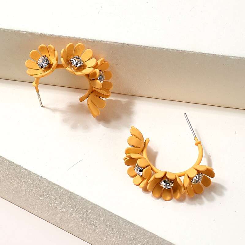 

Rhinestone & Flower Decor Hoop Earrings, Yellow