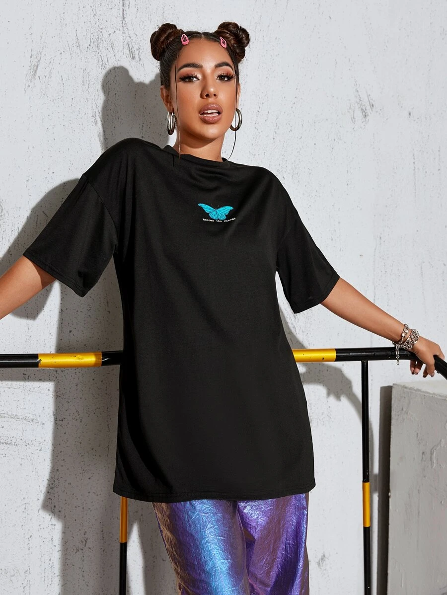 SHEIN Unity Camiseta larga con estampado de letra y mariposa - Negro - Ver 1