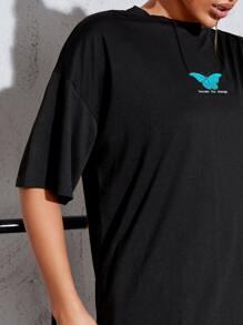 SHEIN Unity Camiseta larga con estampado de letra y mariposa - Negro - Ver 5