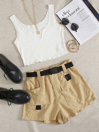 طقم سروال قصير بحزام ومشبك ضغط مع لباس علوي بدون اكمام مقلم نمط الخس وبحافة شق وبعنق مسنن