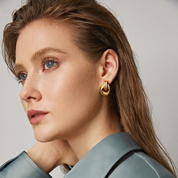 

Gold Round Design Earrings