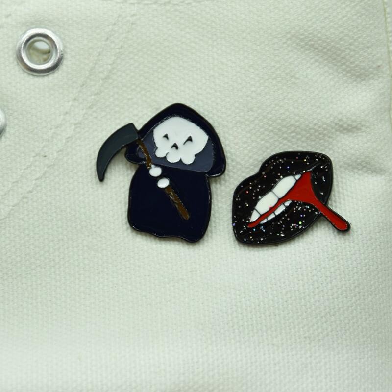 

2pcs Dark Black Lip Teeth Brooch