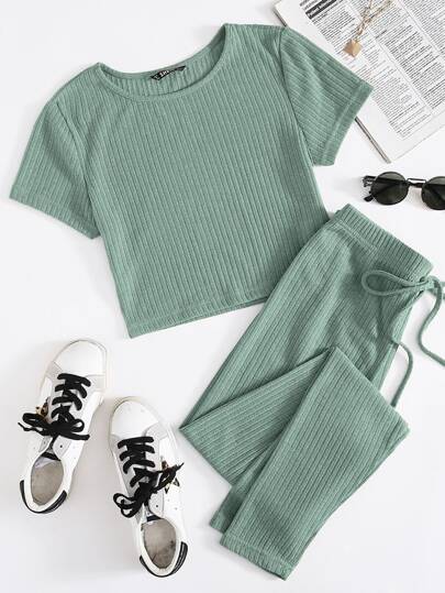 طقم ليقينز معقود الخصر مع لباس علوي محبوك مضلع