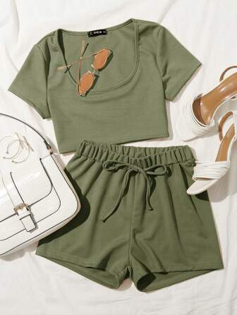Conjunto camiseta corta de cuello redondo con shorts de cintura con cordón