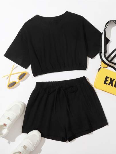 Top corto unicolor con shorts con nudo delantero