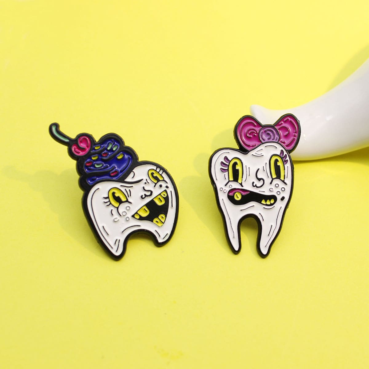 

2pcs Tooth Design Brooch, Multicolor