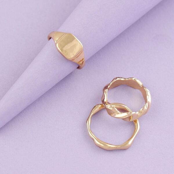 

Set Of Three Signet And Wavy Rings, Gold