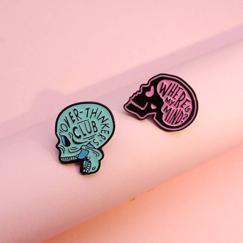 

2pcs Skull Shaped Brooch, Multicolor