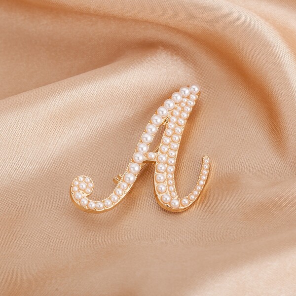 

Faux Pearl Decor Letter Design Brooch, Gold