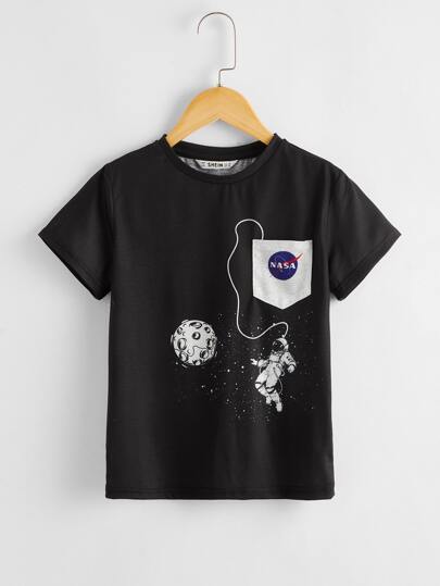 لباس علوي بطباعة جلاكسي وبجيب امامي للاولاد