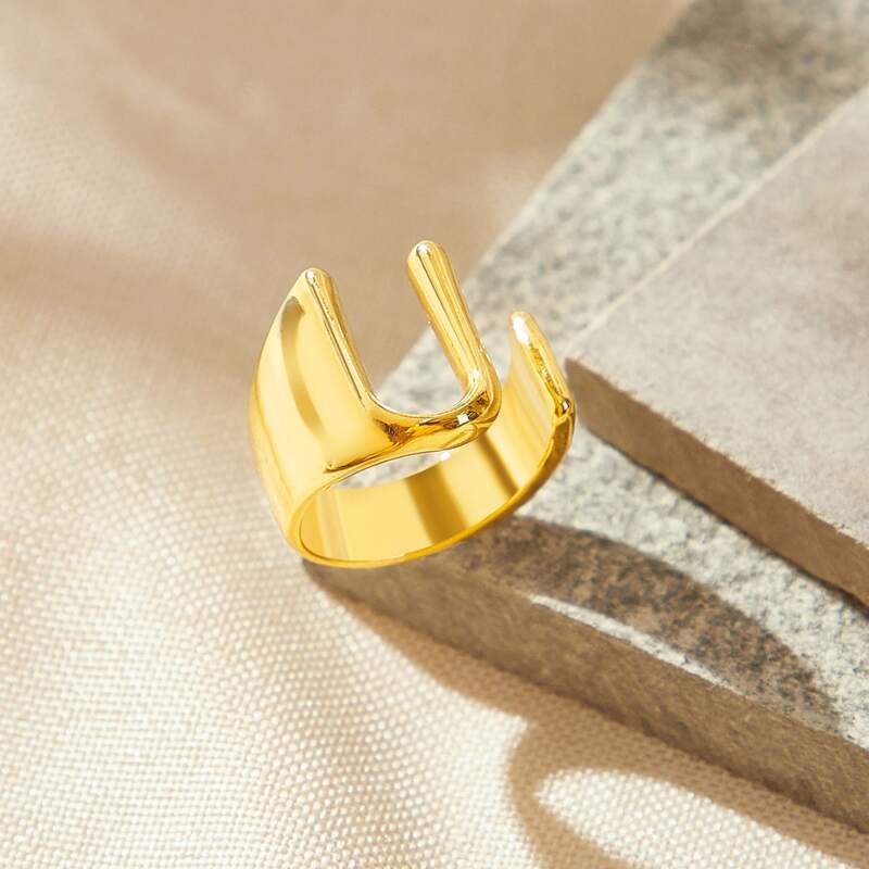 

Letter U Ring, Gold