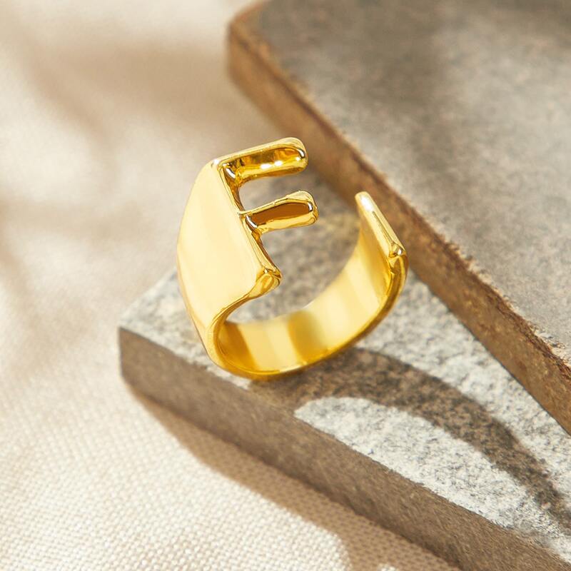 

Letter F Ring, Gold
