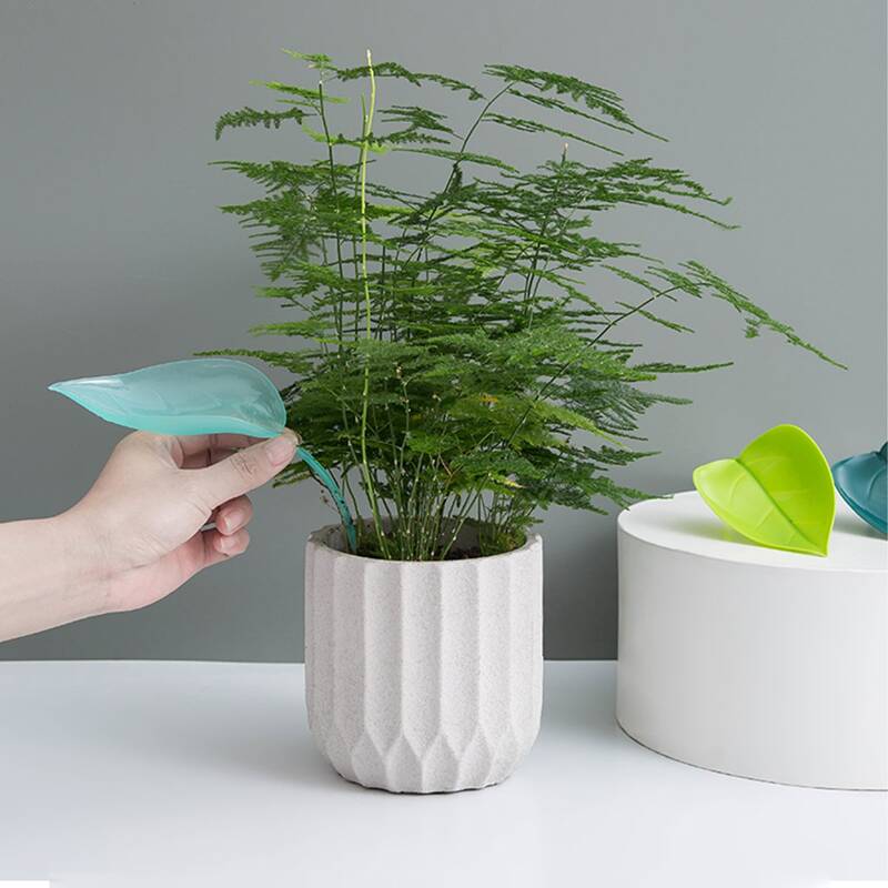 

2pcs Random Leaf Shaped Watering Funnel, Multicolor