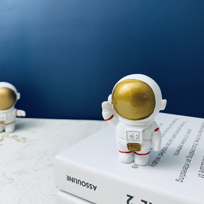 

1pc Astronaut Design Decorative Object, Gold
