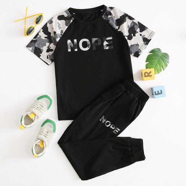 

Boys Camo Raglan Sleeve Letter Graphic Top & Sweatpants Set, Black