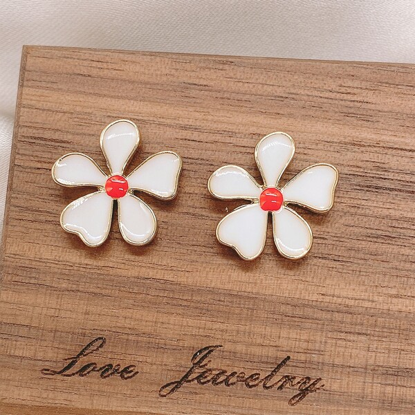 

Flower Design Stud Earrings, White