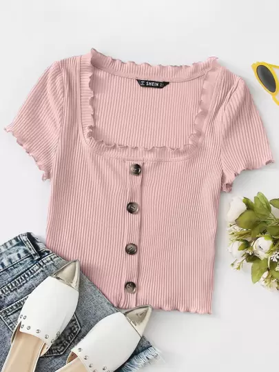Camiseta tejida de canalé con botón delantero ribete en forma de lechuga de cuello cuadrado