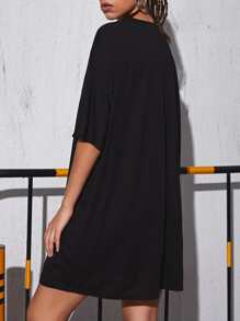 Vestido camiseta de hombros caídos con estampado de letra - Negro - Ver 2