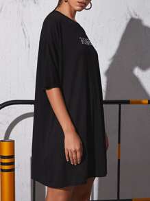 Vestido camiseta de hombros caídos con estampado de letra - Negro - Ver 3