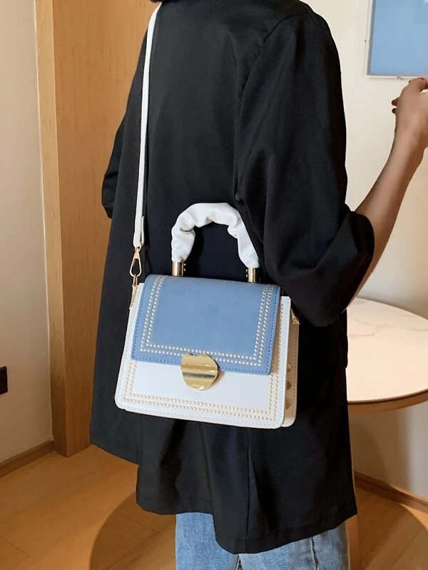 Sac à main à rabat avec détails surpiqûres Sac à main à rabat avec détails surpiqûres