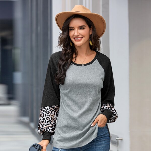 

Contrast Leopard Raglan Sleeve Slit Tee, Multicolor