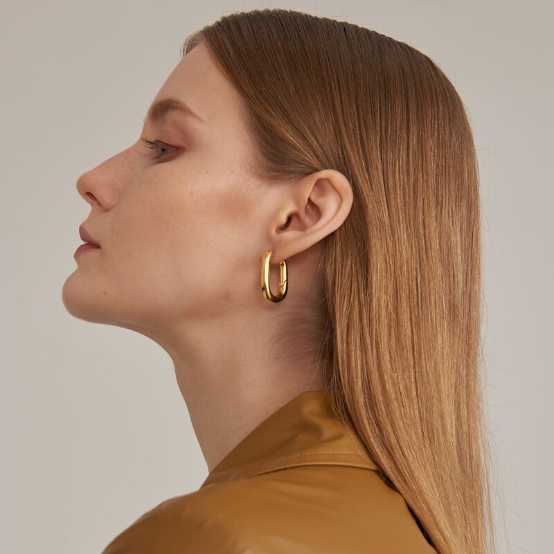 

OVAL HOOP EARRINGS, Gold