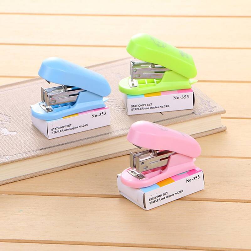 

1pc Mini Random Stapler With Staple, Multicolor