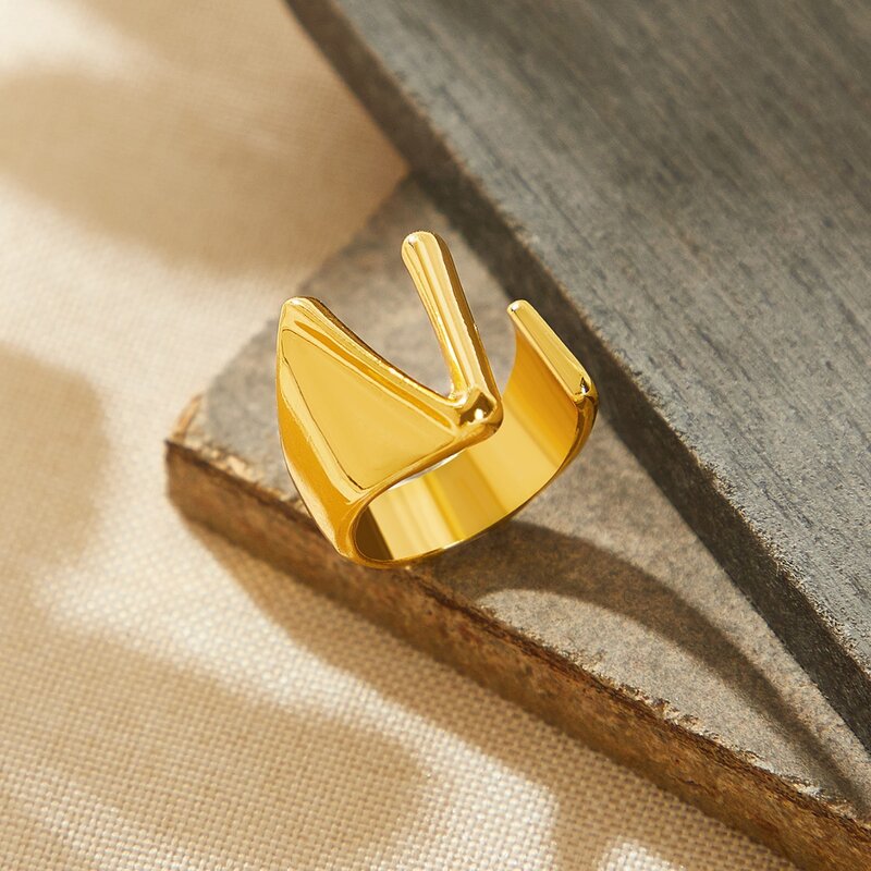 

Letter V Ring, Gold