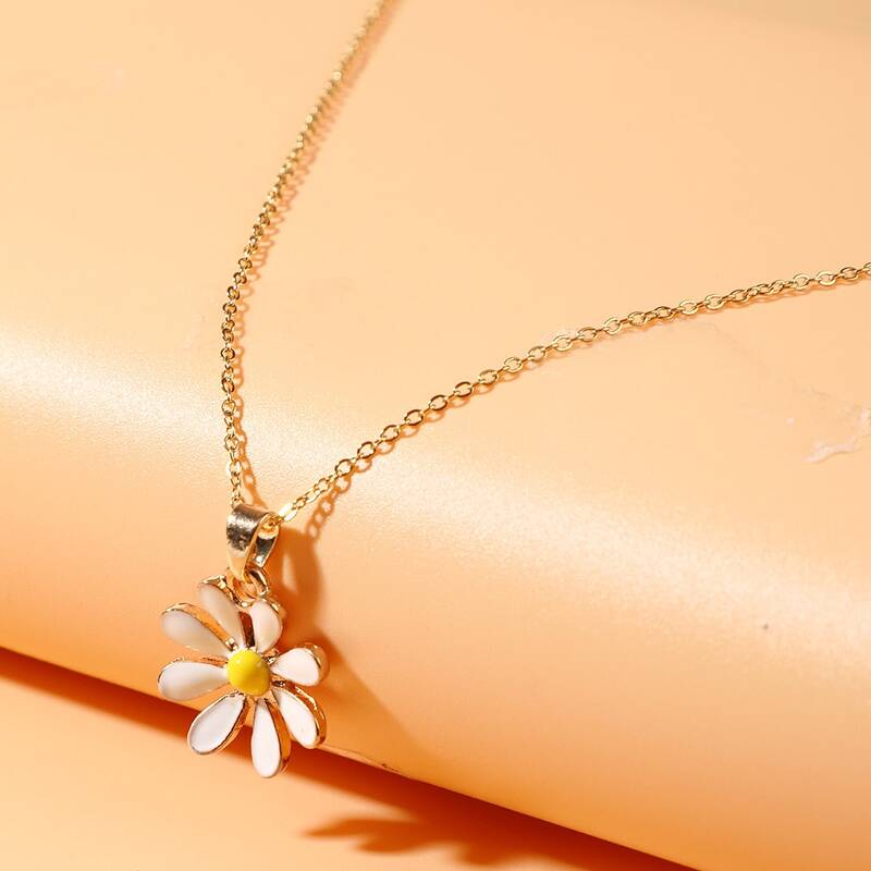

Daisy Pendant Necklace, Gold