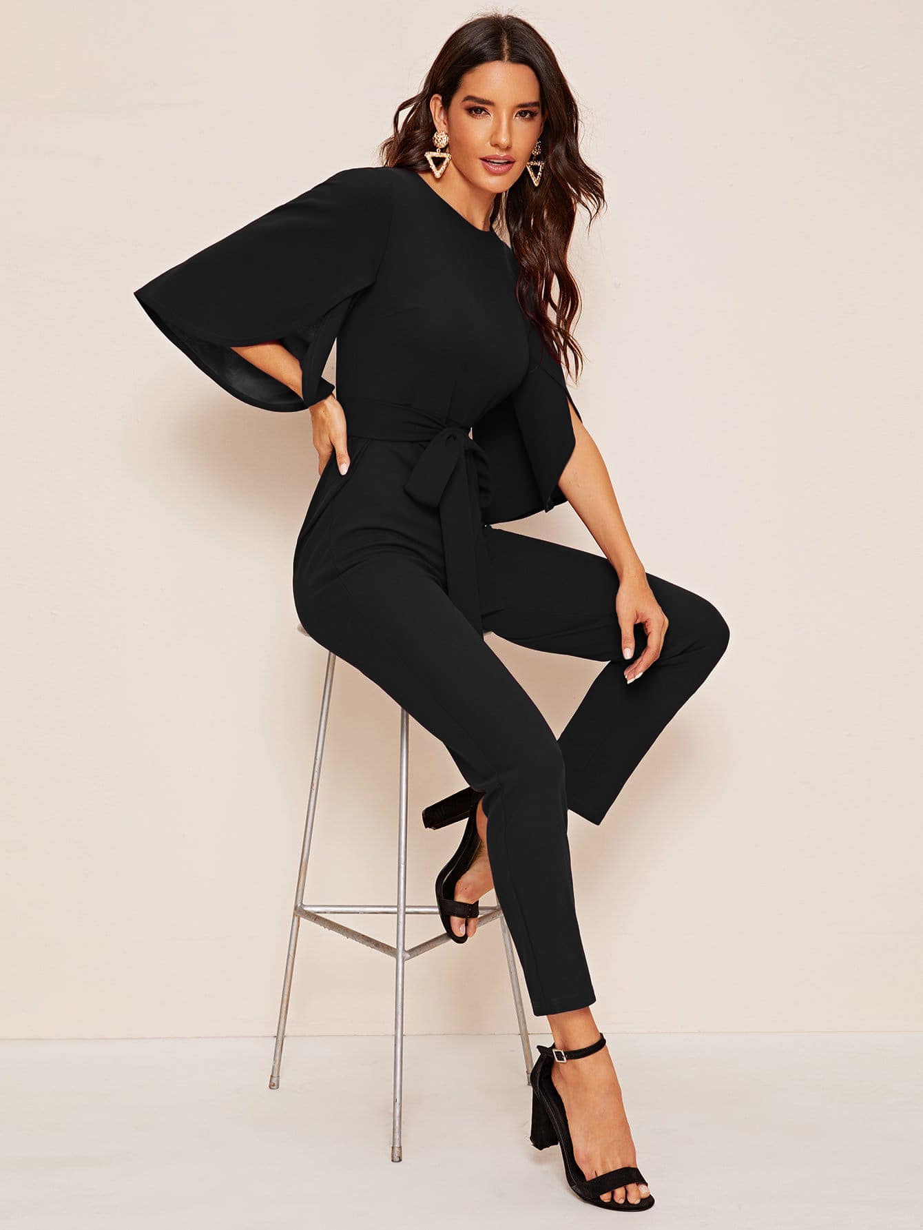 SHEIN جمبسوت بحزام وبلون موحد مع اكمام مشقوق - الأسود - مشاهدة 1
