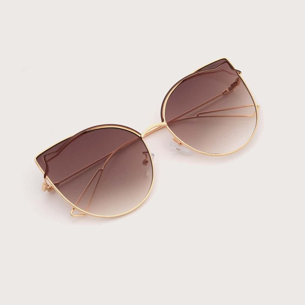 

Солнечные очки в металлической оправе