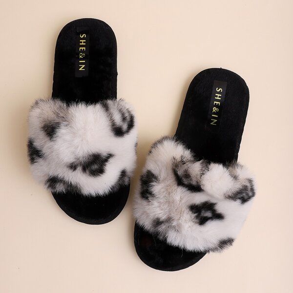 

Leopard Wide Fit Fluffy Slippers, Black and white