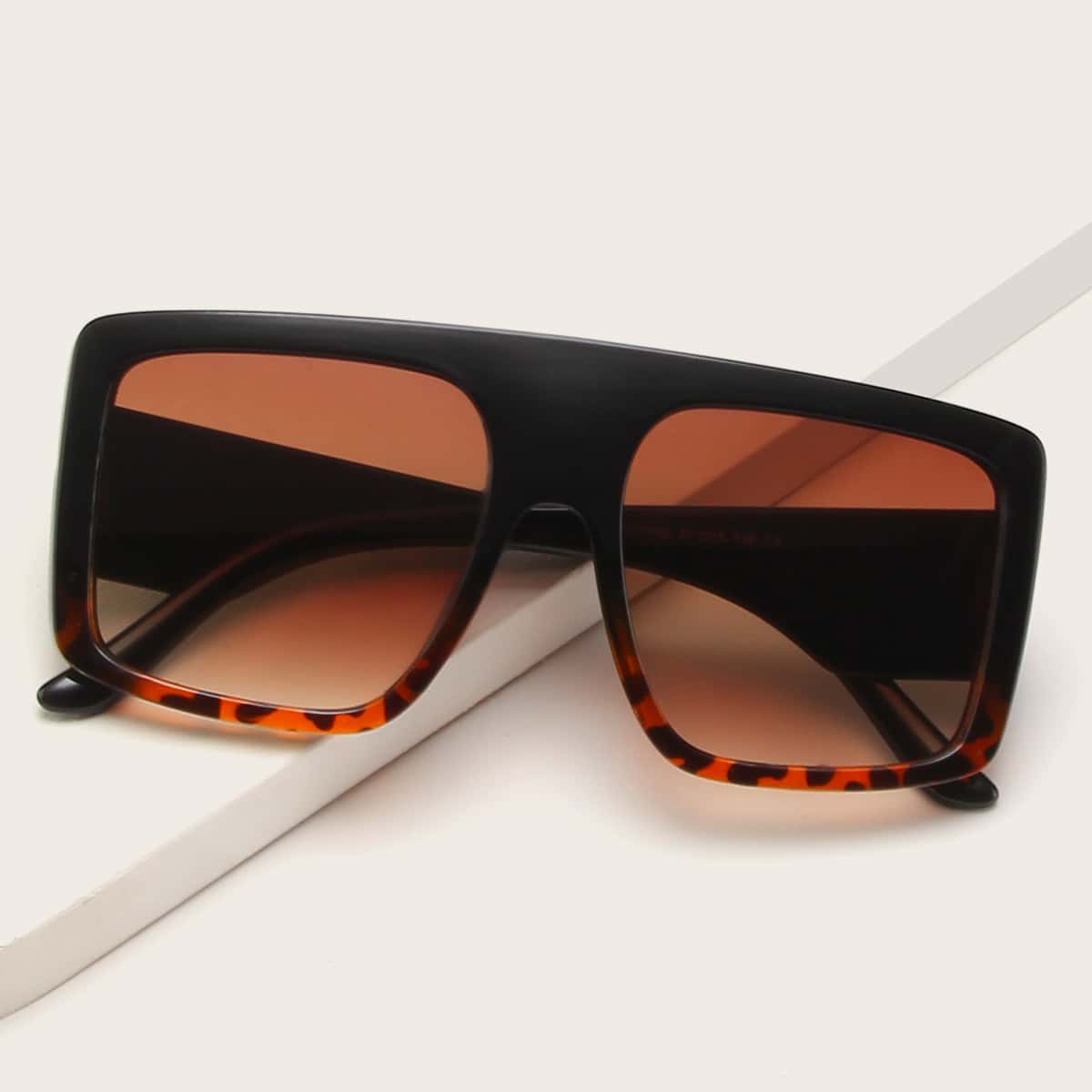 

Gradient Tortoiseshell Flat Top Sunglasses
