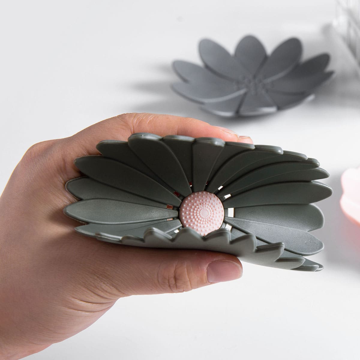 

1pc Flower Shaped Soap Box, Grey
