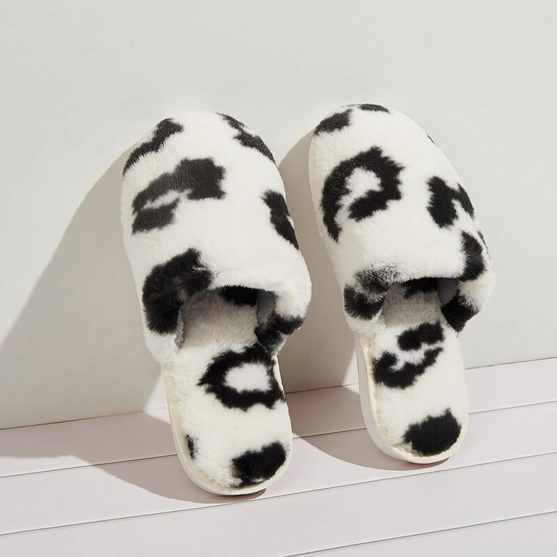 

Leopard Fluffy Slippers, Black and white