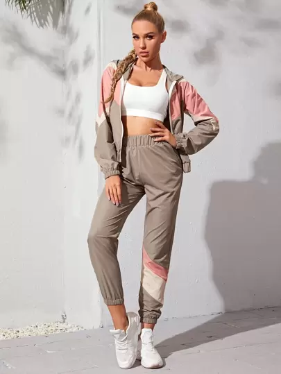 Контрастная спортивная куртка на молнии и спортивные брюки