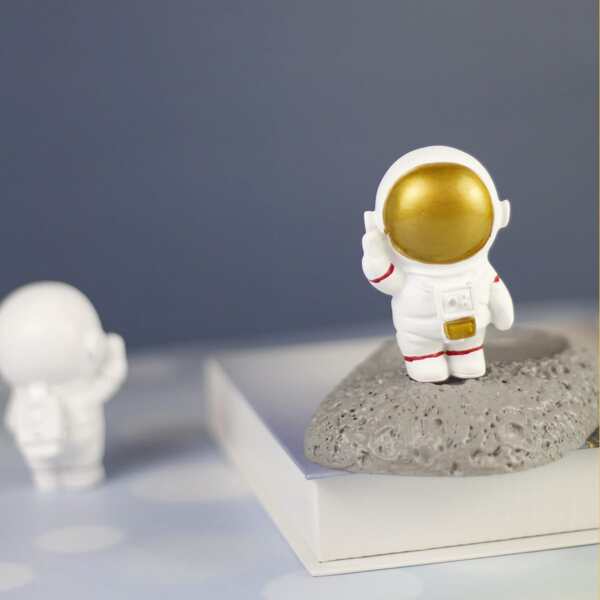 

1pc Astronaut Design Decorative Object, Gold