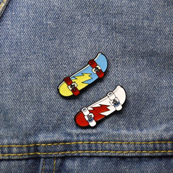 

2pcs Skate Board Design Brooch, Multicolor