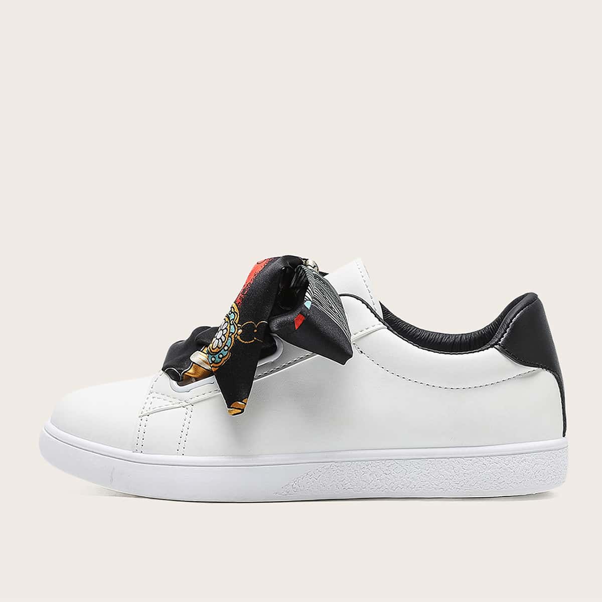 

Ribbon Shoelace Skate Shoes, Black and white