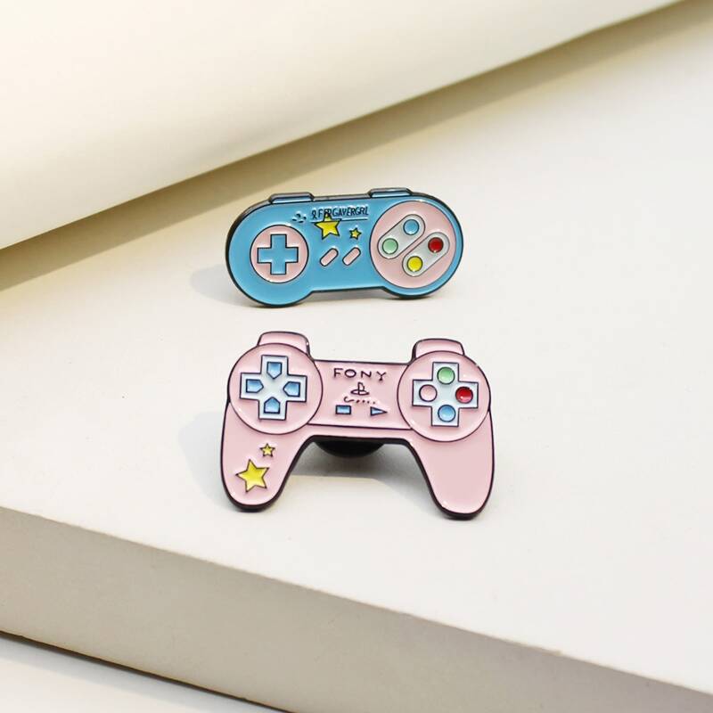 

2pcs Game Console Design Brooch, Multicolor