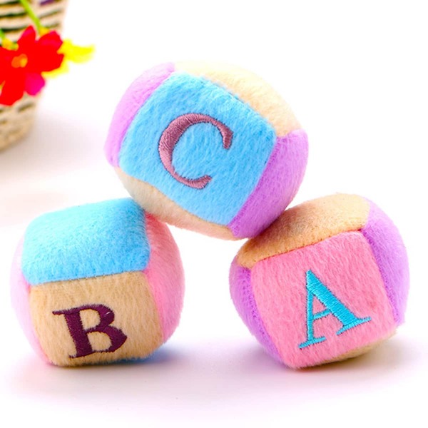 

1pc Letter Graphic Plush Cube Random Cat Toy, Multicolor