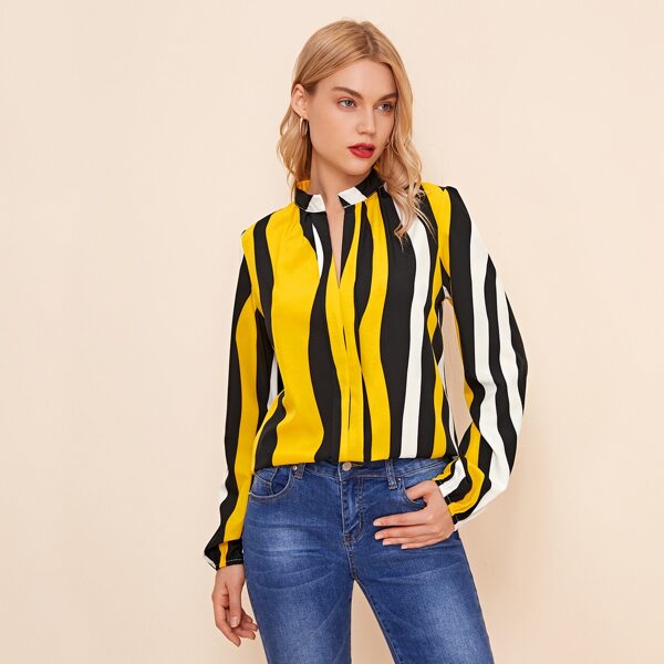 

Notched Neck Graphic Print Blouse, Multicolor