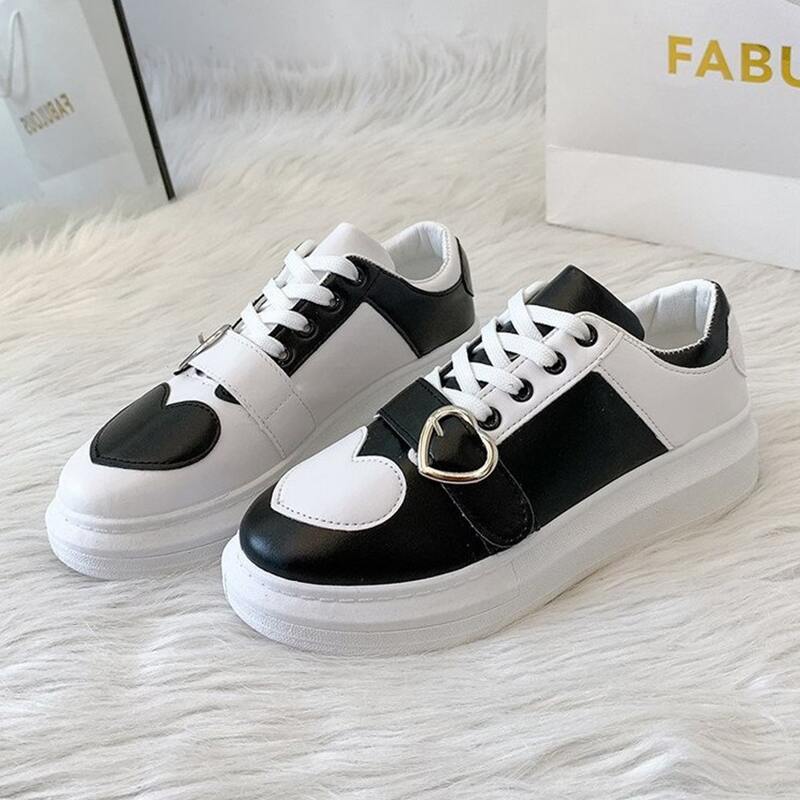 

Heart Buckle Decor Lace-up Skate Shoes, Black and white