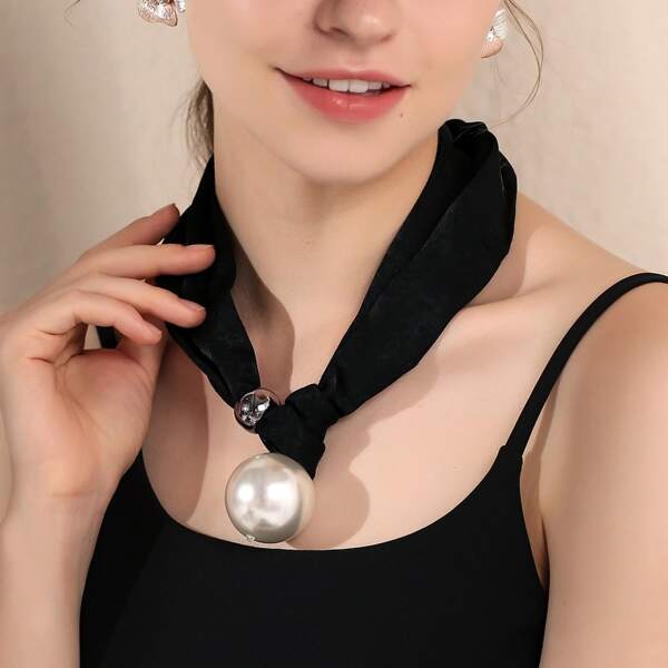 

Faux Pearl Decor Necklace, Black and white