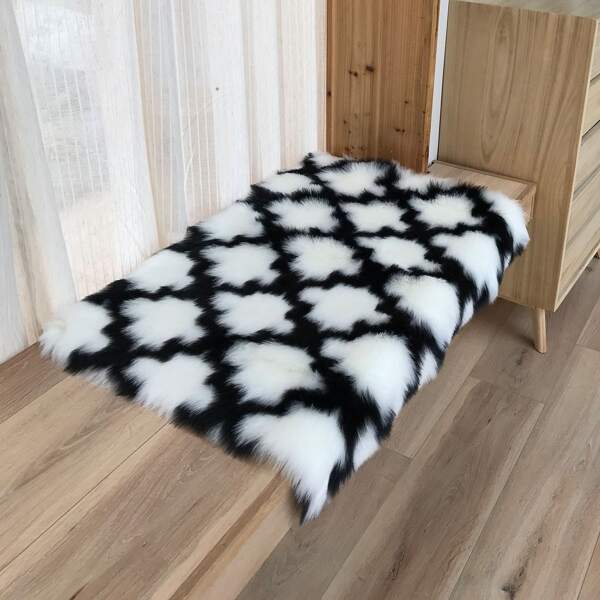 

Geometric Pattern Plush Carpet, Black and white